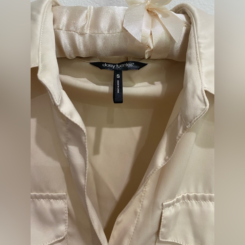Daisy Fuentes Women’s Silky Cream Button Down Blouse w/Notched Collar, Small EUC
